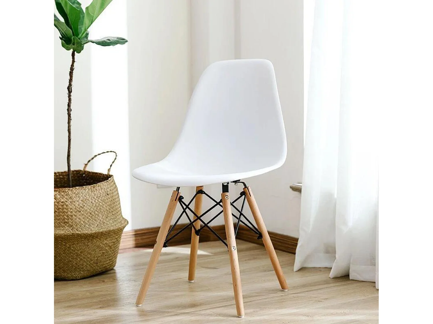 Lot de 4 chaises en plastique Ghost - Pieds en bois - Blanc