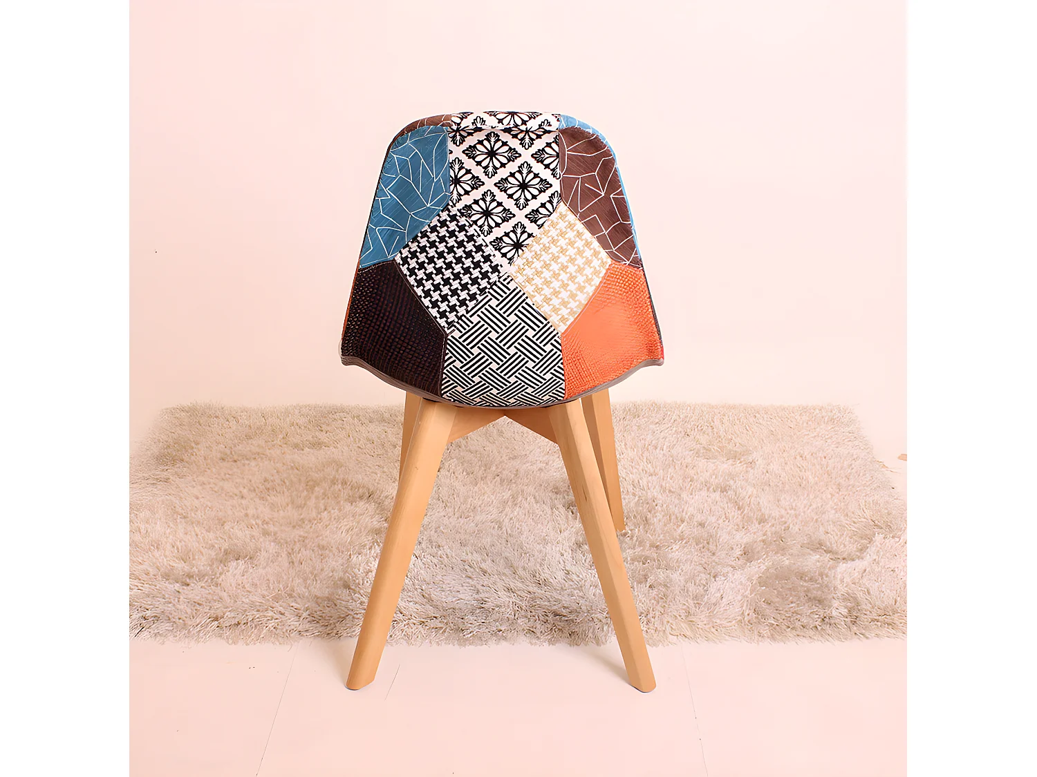 Set mit 4 skandinavischen-Patchwork-Stühlen – Stoffbezug mit Holzbeinen – Mehrfarbig