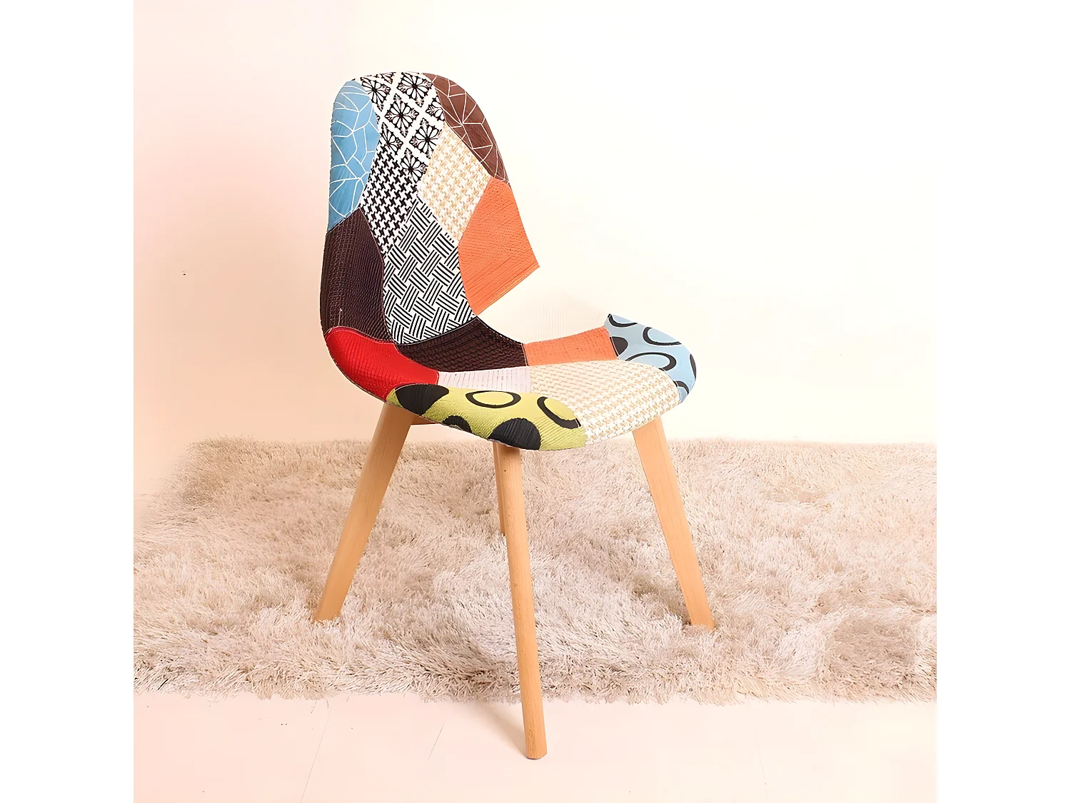 Set mit 8 skandinavischen-Patchwork-Stühlen – stoffbezogene Holzbeine – mehrfarbig