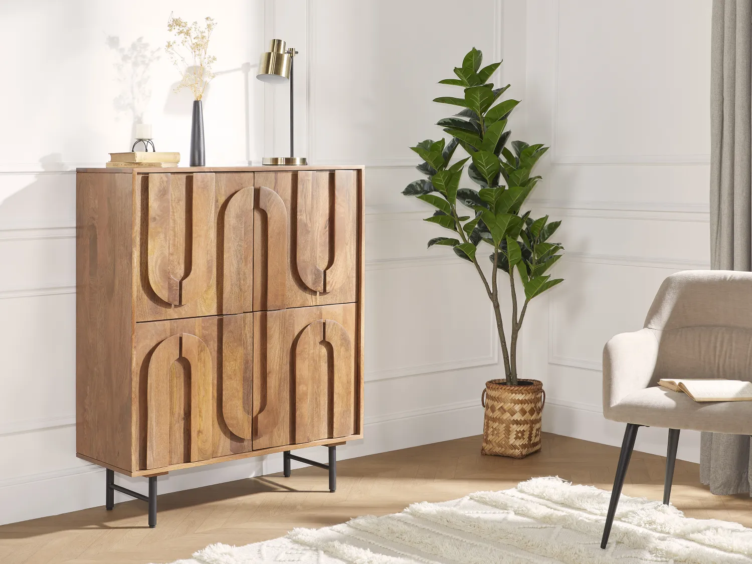 Buffet haut avec 4 portes en bois de manguier et métal noir - Naturel - MIZORAM de Maison Céphy