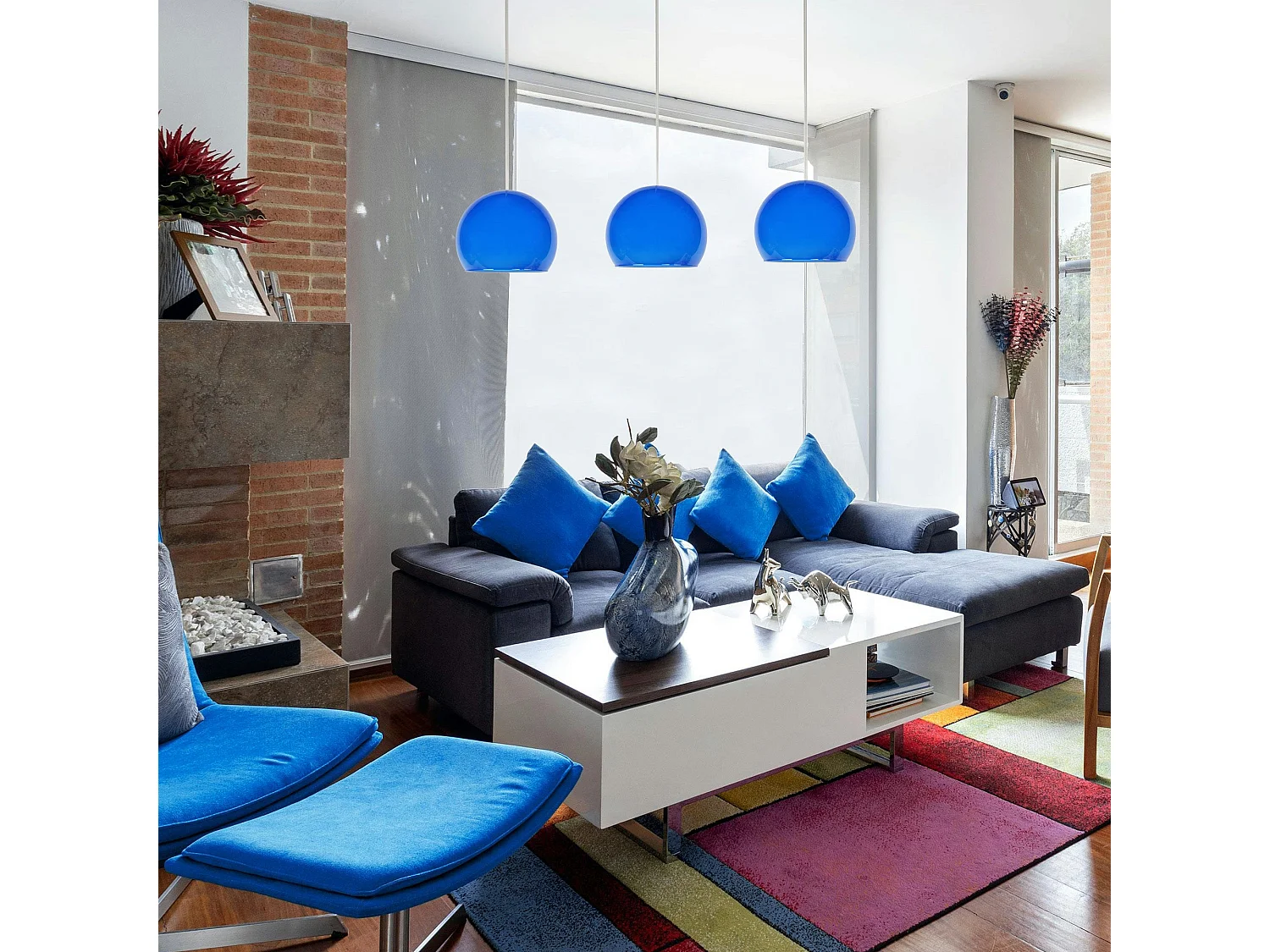 Barre, 3 suspensions globe verre bleu 80 cm.