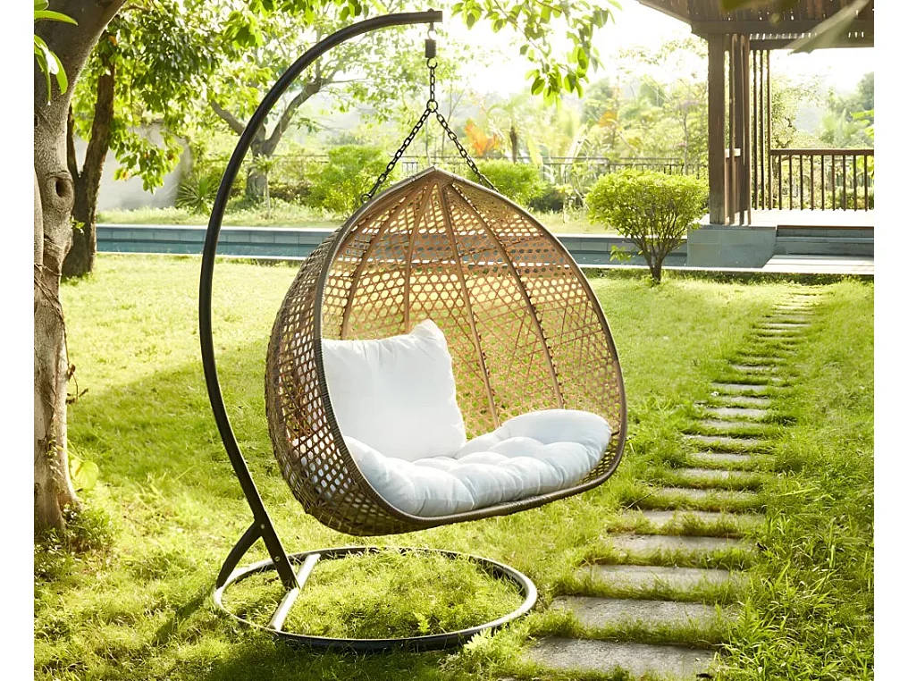 Fauteuil suspendu 2 places en résine tressée - Beige et coussin blanc - VAHINA de MYLIA