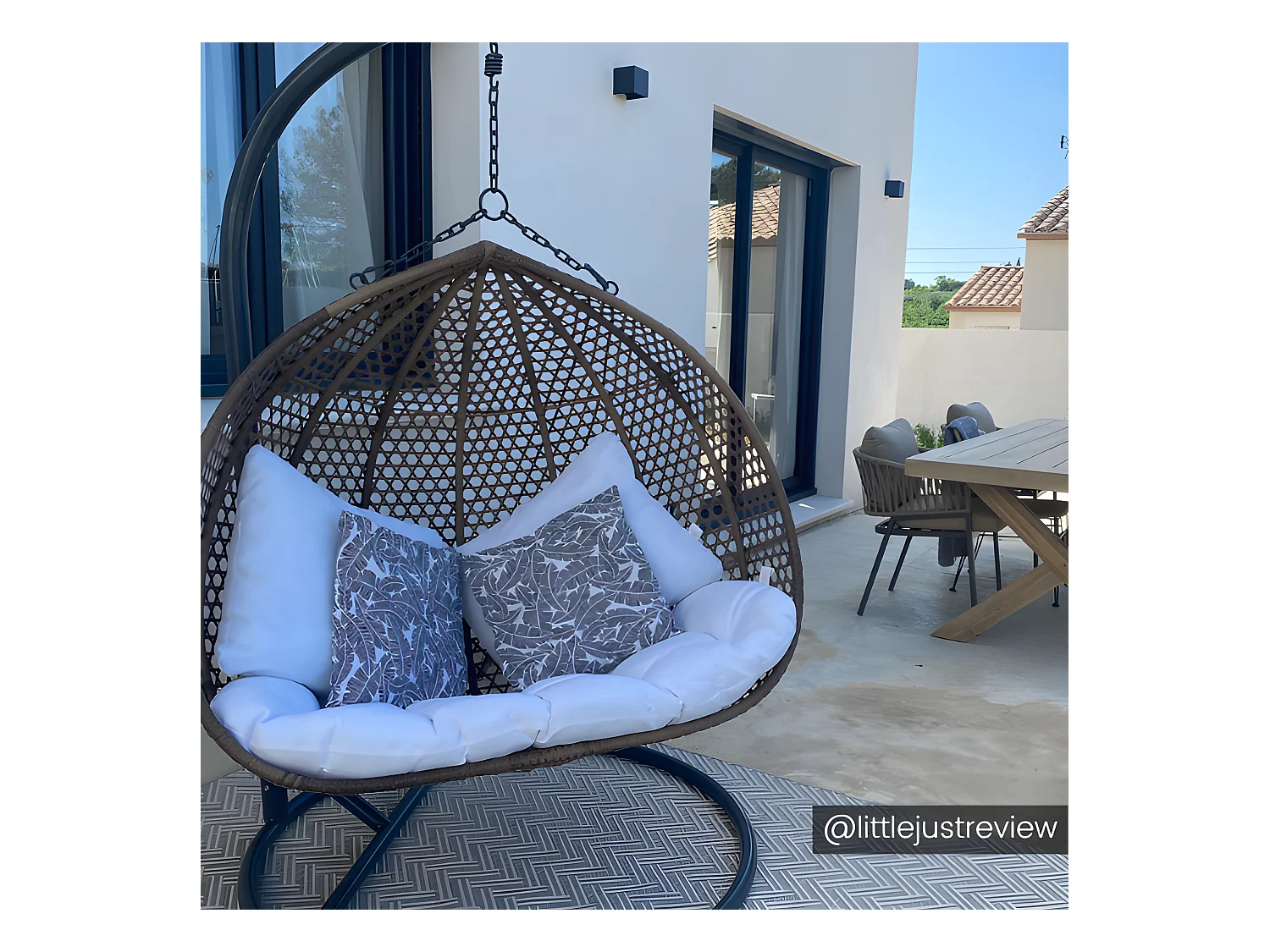 Hengestol 2-seter i flettet kunstrotting beige med hvit pute VAHINA MYLIA