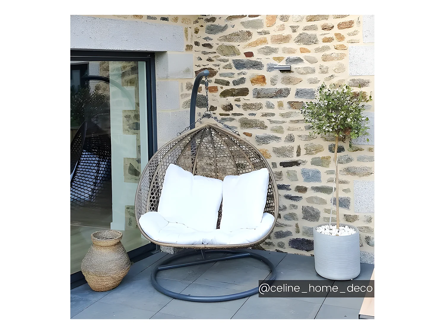 Hengestol 2-seter i flettet kunstrotting beige med hvit pute VAHINA MYLIA