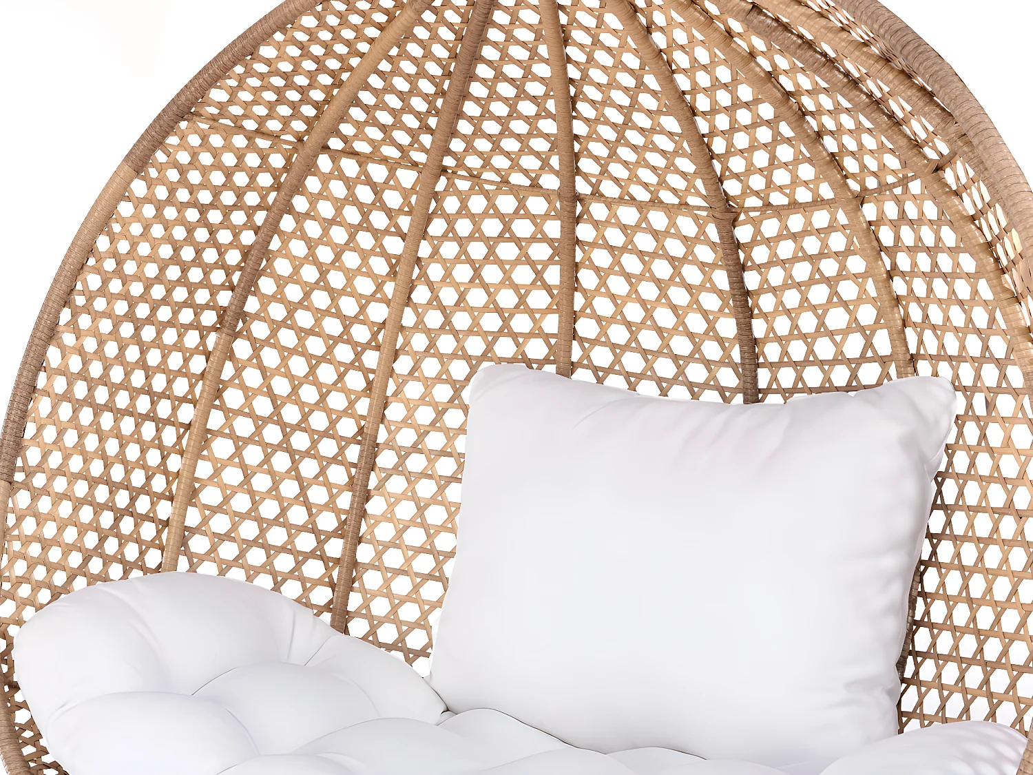 Hängfåtölj 2 personer i beige flätad konstrotting med vita kuddar VAHINA