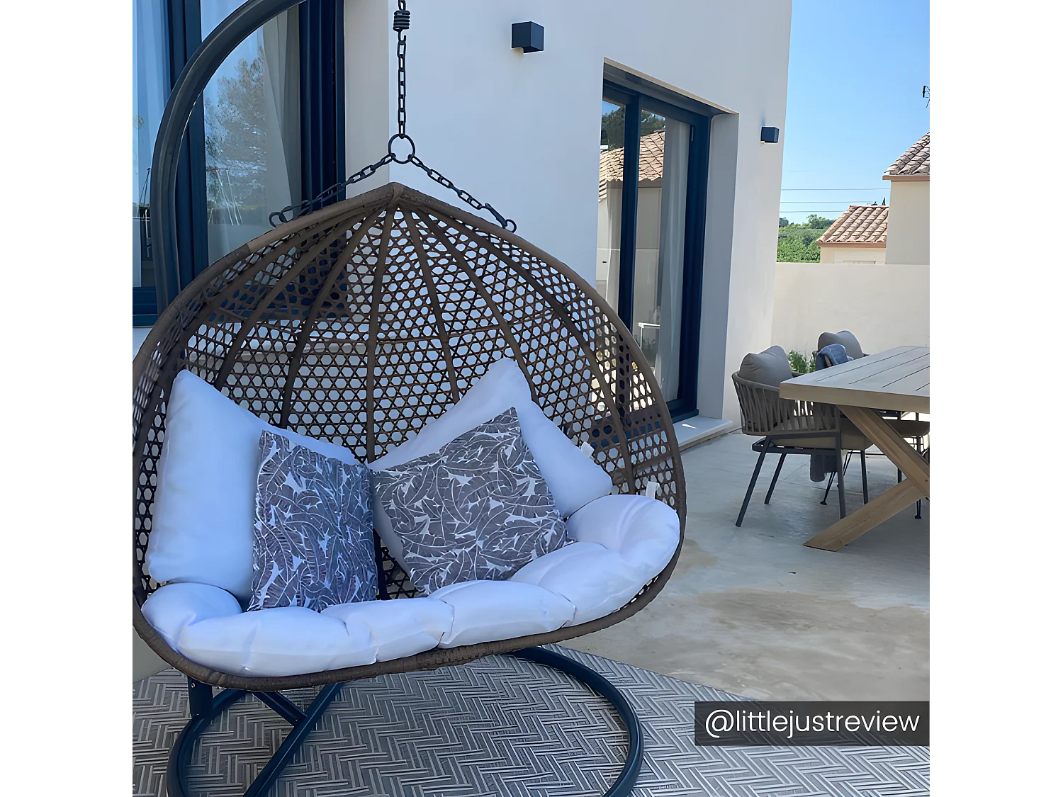 Fauteuil suspendu 2 places en résine tressée - Beige et coussin blanc - VAHINA de MYLIA