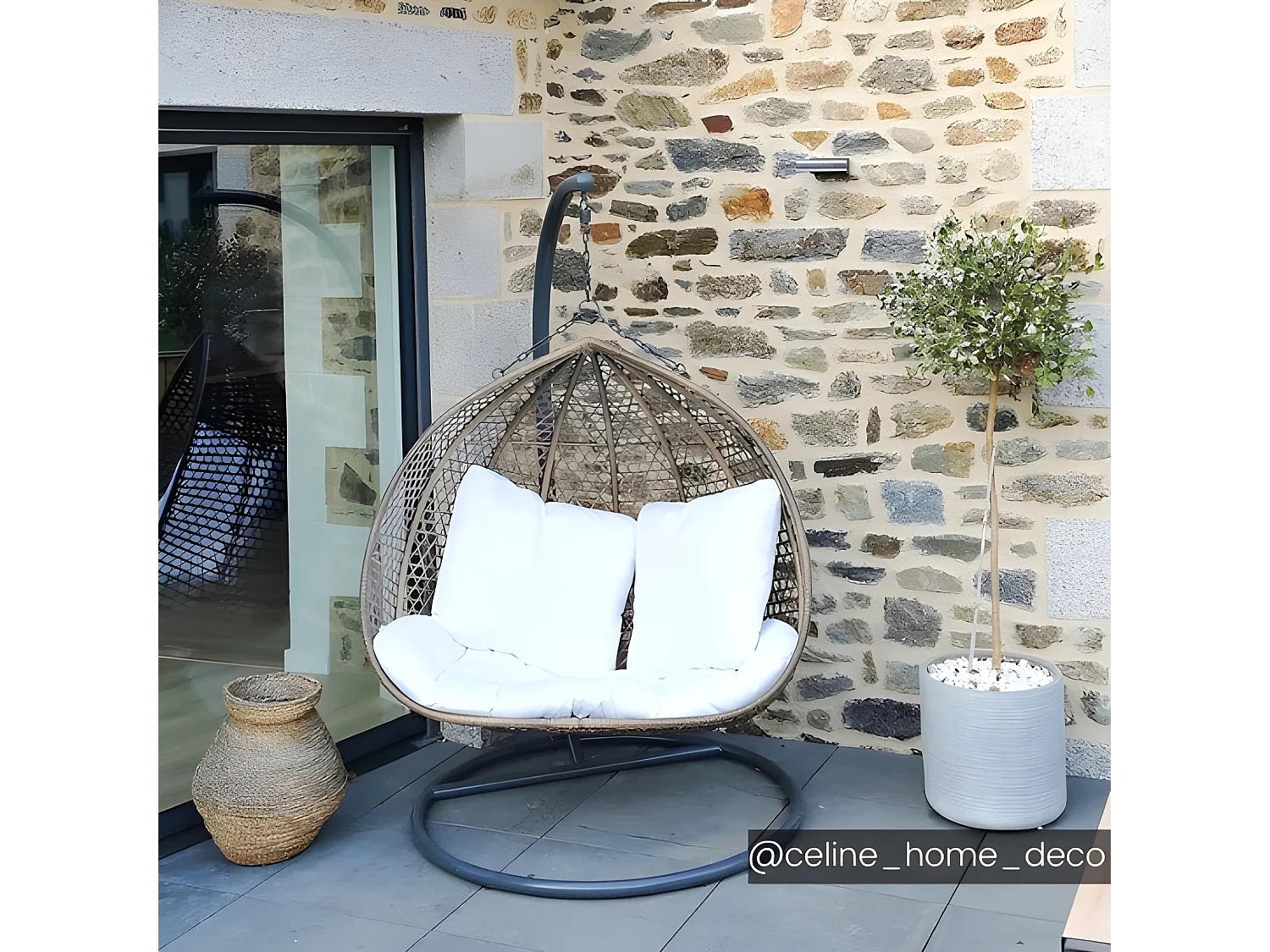 Fauteuil suspendu 2 places en résine tressée - Beige et coussin blanc - VAHINA de MYLIA