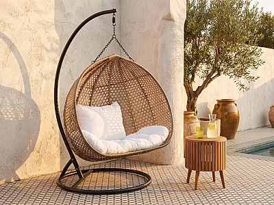 Poltrona sospesa 2 posti VAHINA in resina intrecciata beige e cuscino bianco