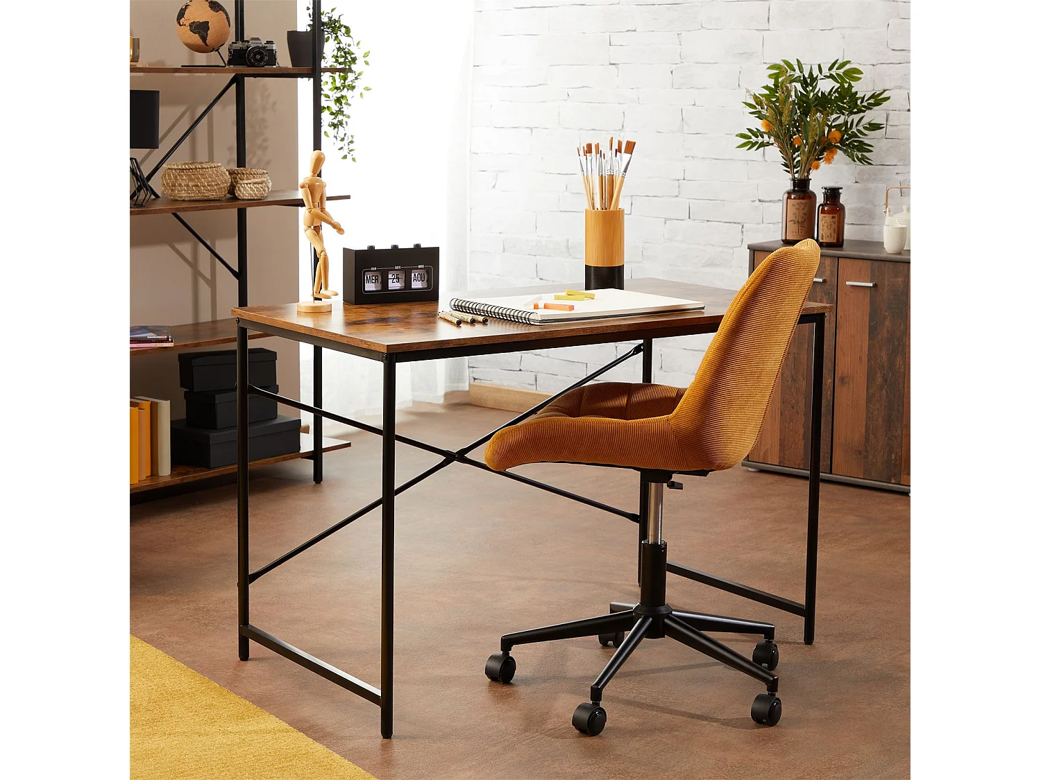 Bureau IZEDA style industriel avec structure en métal et plateau en fibres de bois couleur brun rustique