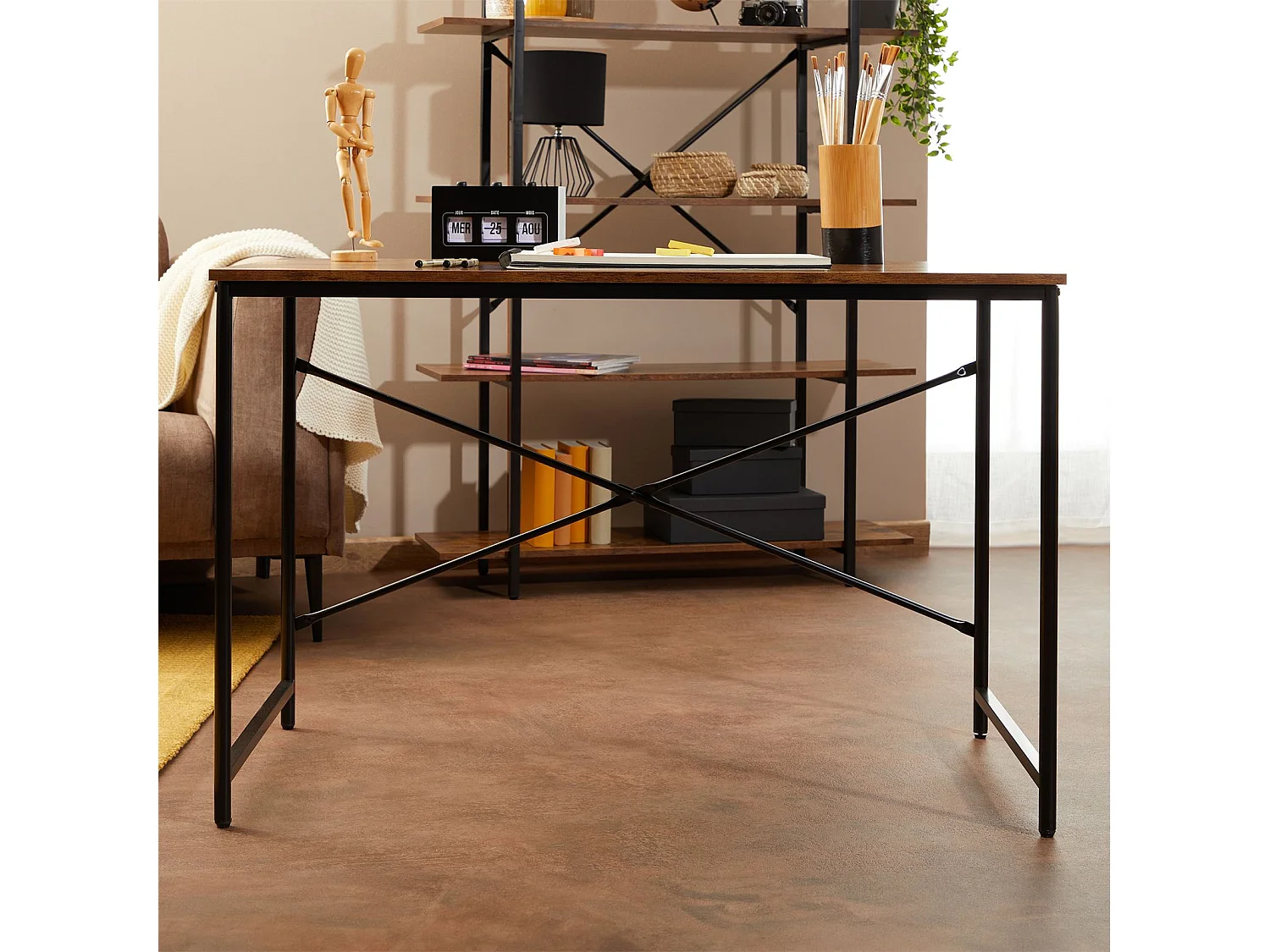 Bureau IZEDA style industriel avec structure en métal et plateau en fibres de bois couleur brun rustique