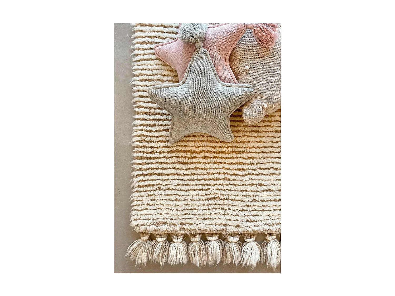 Alfombra de lana beige y blanca con borlas - 120 x 170 CM