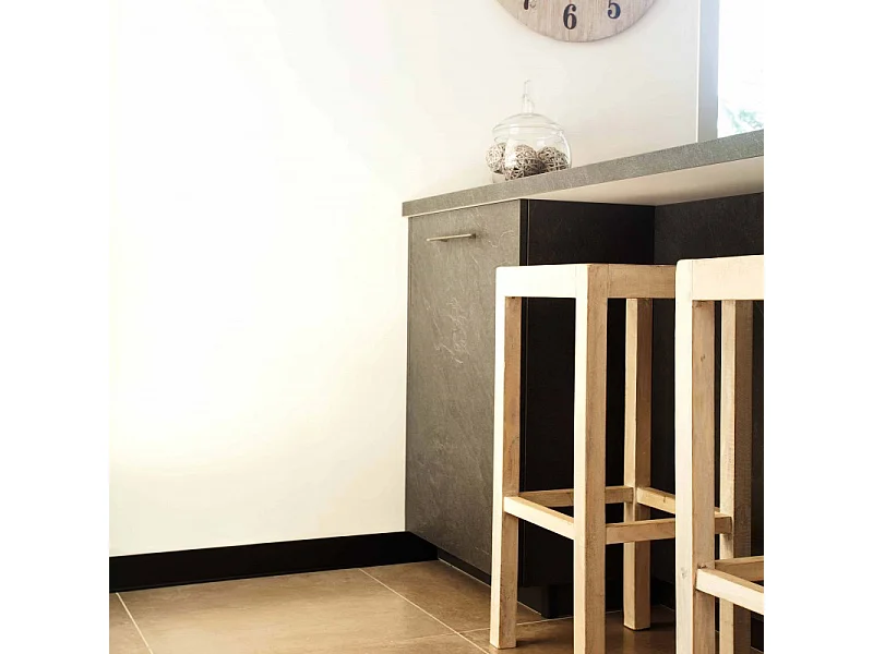 Plinthes PVC adhésives décoratives pour sol - Lot de 25 - 200x8 cm (50m) Noir - Total Black