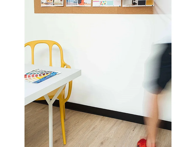 Plinthes PVC adhésives décoratives pour sol - Lot de 25 - 200x8 cm (50m) Noir - Total Black