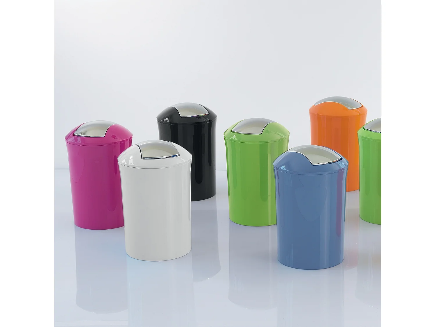 Poubelle Malibu blanche à couvercle basculant d'une capacité de 5 litres en polystyrène 20 x 20 x 20 cm.