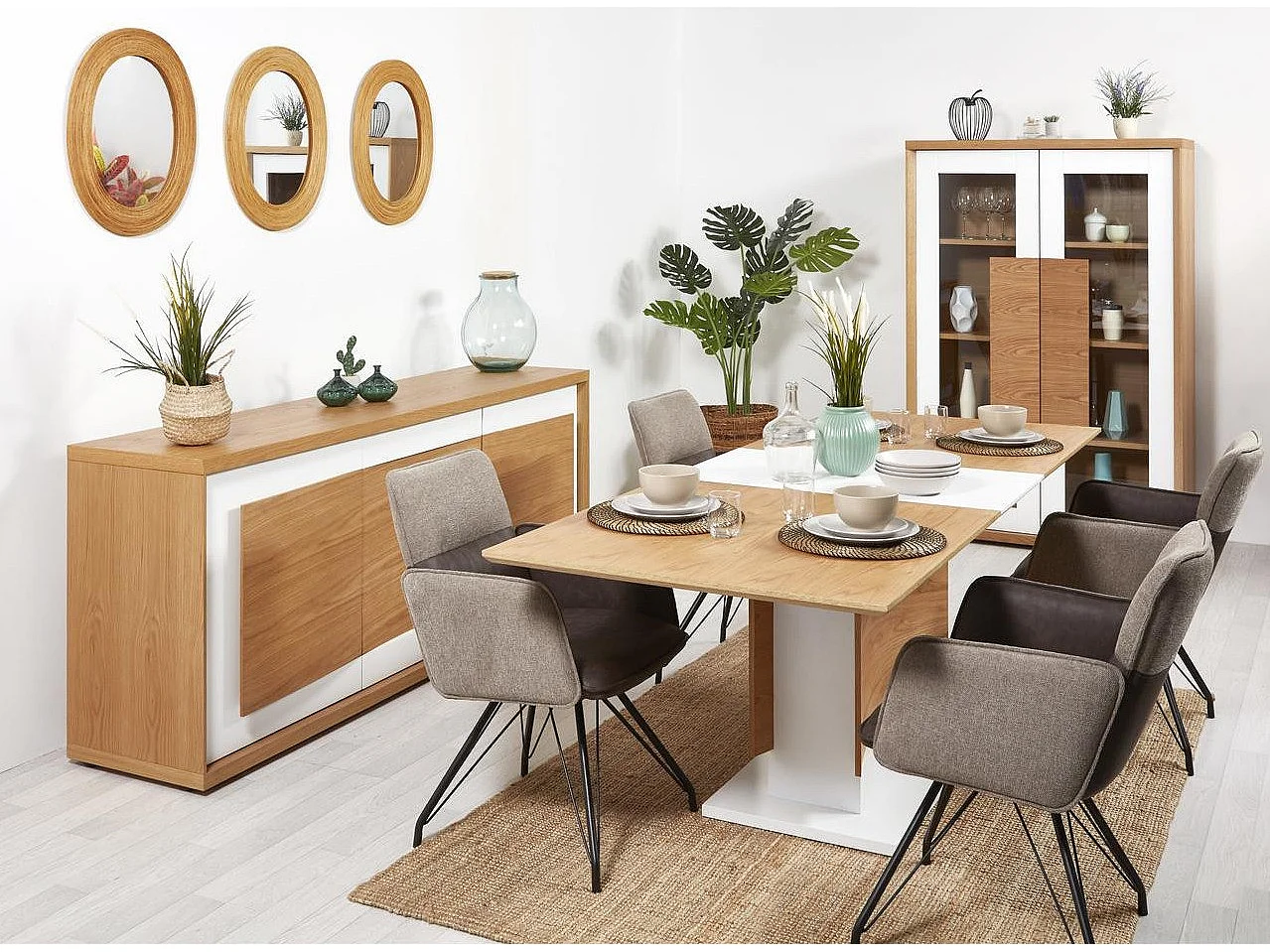 Collin stoel met bruine kunstleren armleuningen en zwart metalen poten - Set van 2