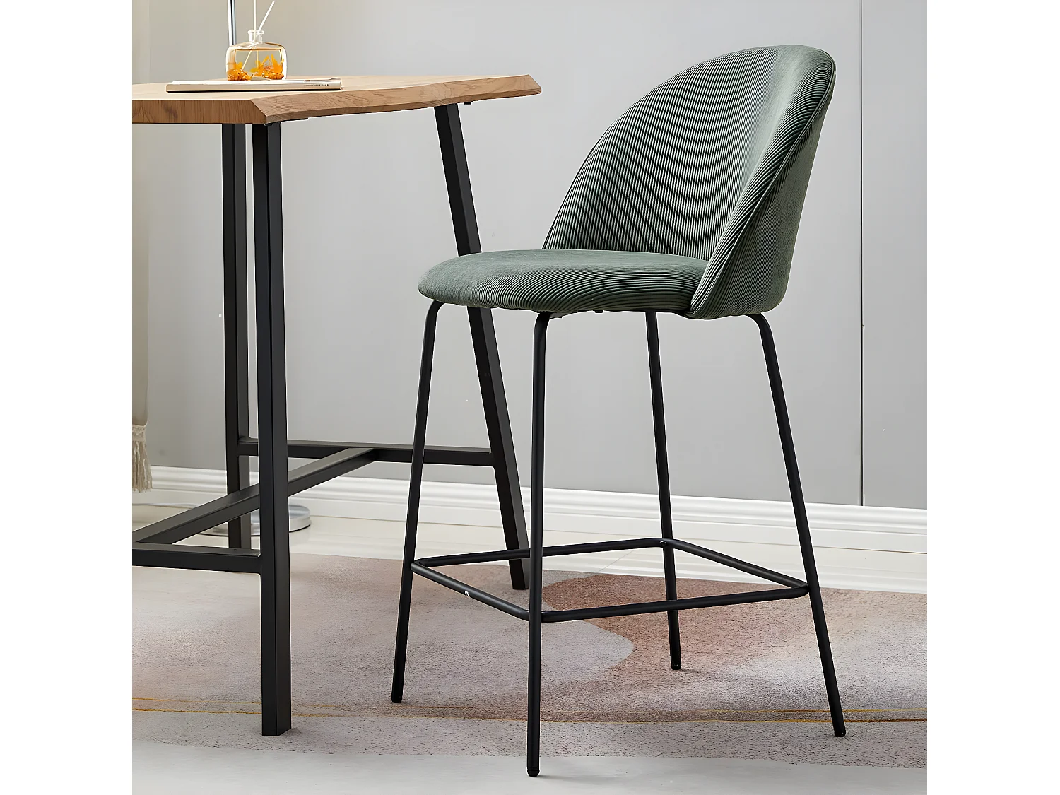 Lot de 2 tabourets de bar en velours côtelé vert, piètement noir - Alta