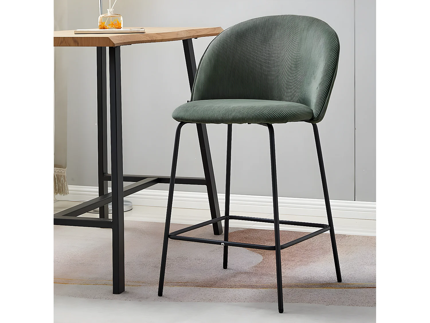 Lot de 2 tabourets de bar en velours côtelé vert, piètement noir - Alta