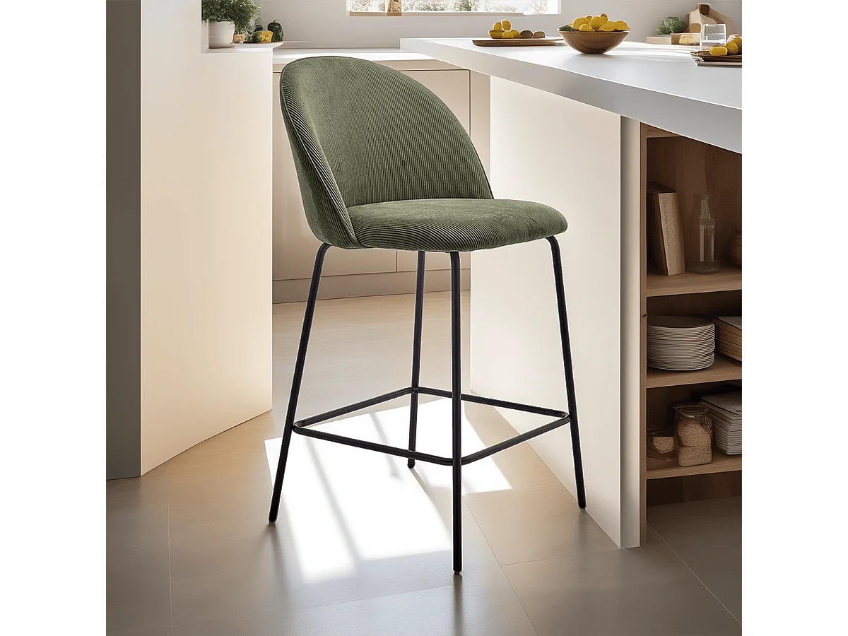 Lot de 2 tabourets de bar en velours côtelé vert, piètement noir - Alta