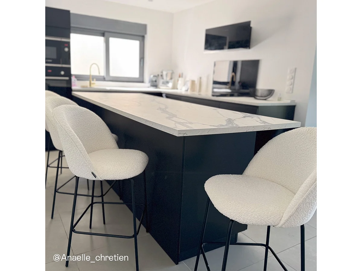 Lot de 2 tabourets de bar en tissu bouclette écru, piètement noir - Alta