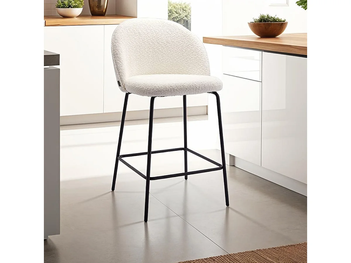 Lot de 2 tabourets de bar en tissu bouclette écru, piètement noir - Alta