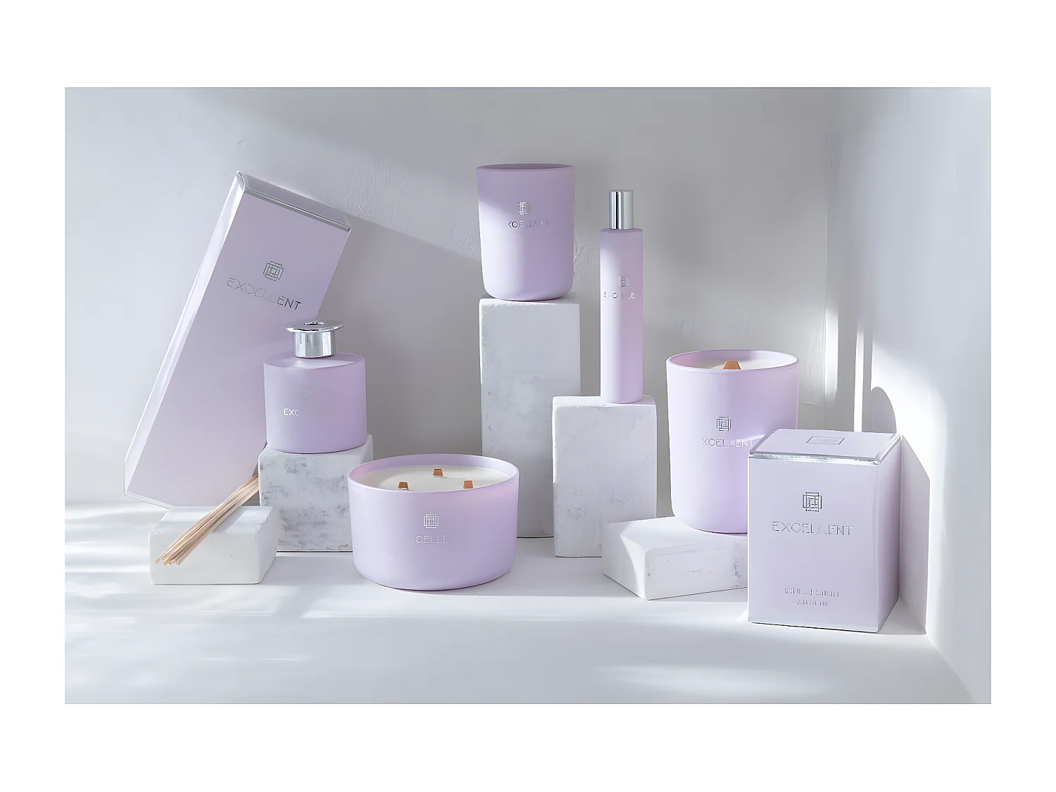 Vela perfumada de 80 horas en un frasco de vidrio morado de 11x11x14.5 cm