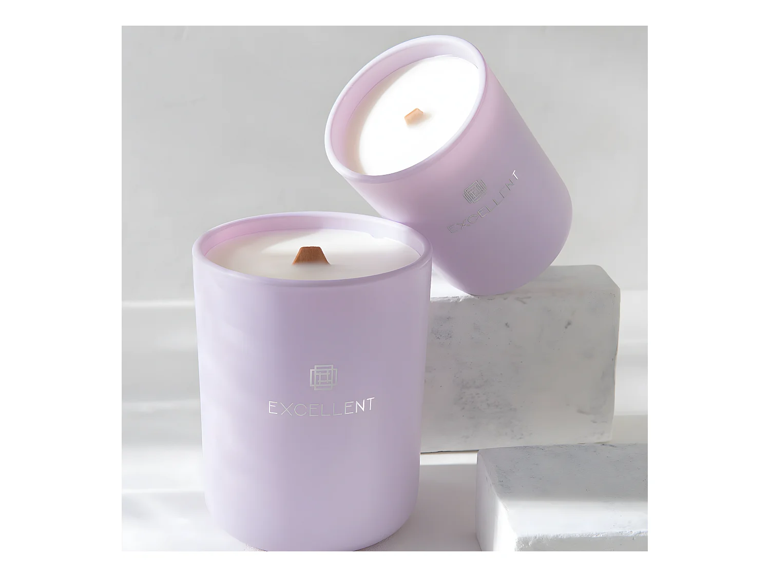 Vela perfumada de 50 horas en un frasco de vidrio morado de 9x9x11 cm