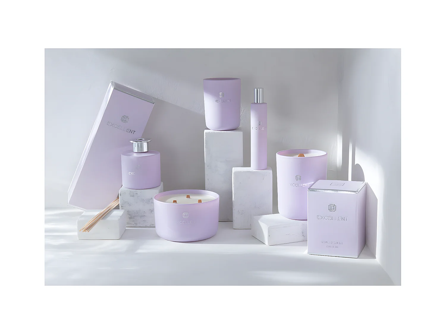 Vela perfumada de 50 horas en un frasco de vidrio morado de 9x9x11 cm