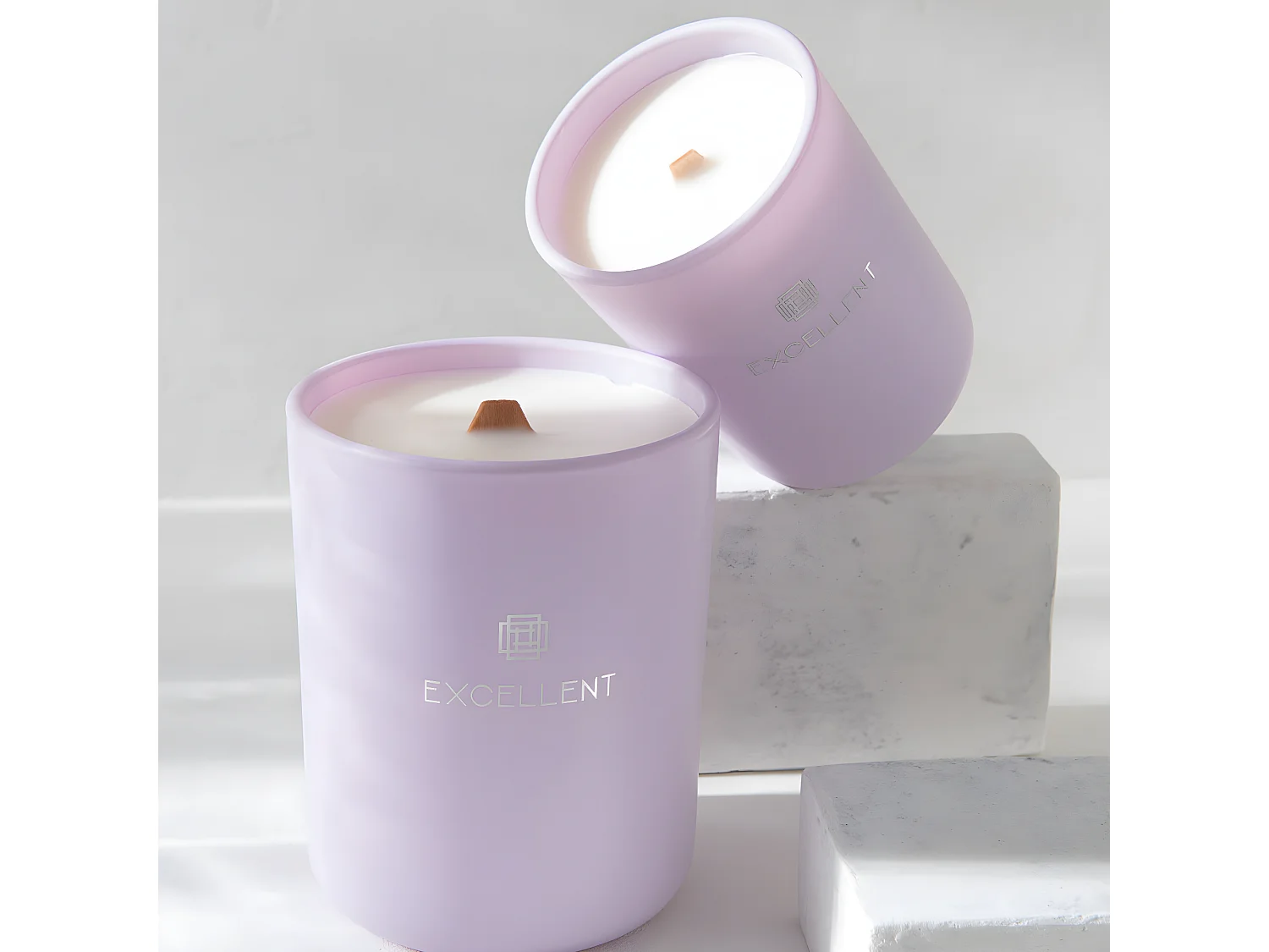 Vela perfumada de 50 horas en un frasco de vidrio morado de 9x9x11 cm