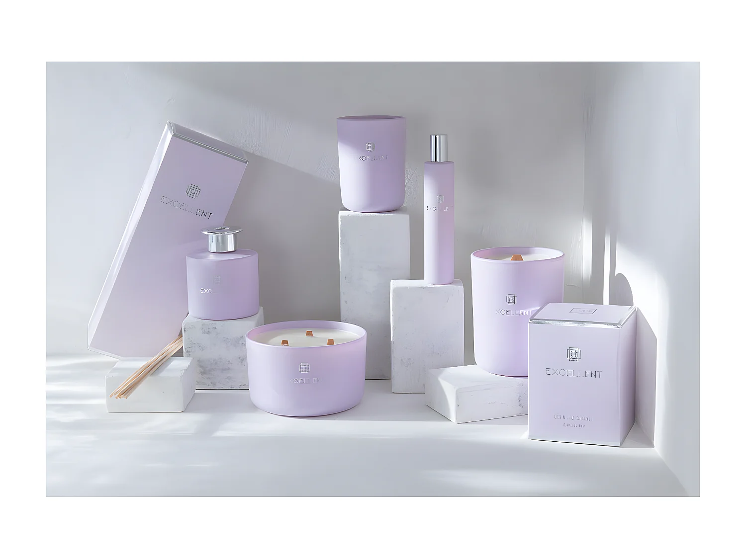 Vela perfumada de 50 horas en un frasco de vidrio morado de 9x9x11 cm