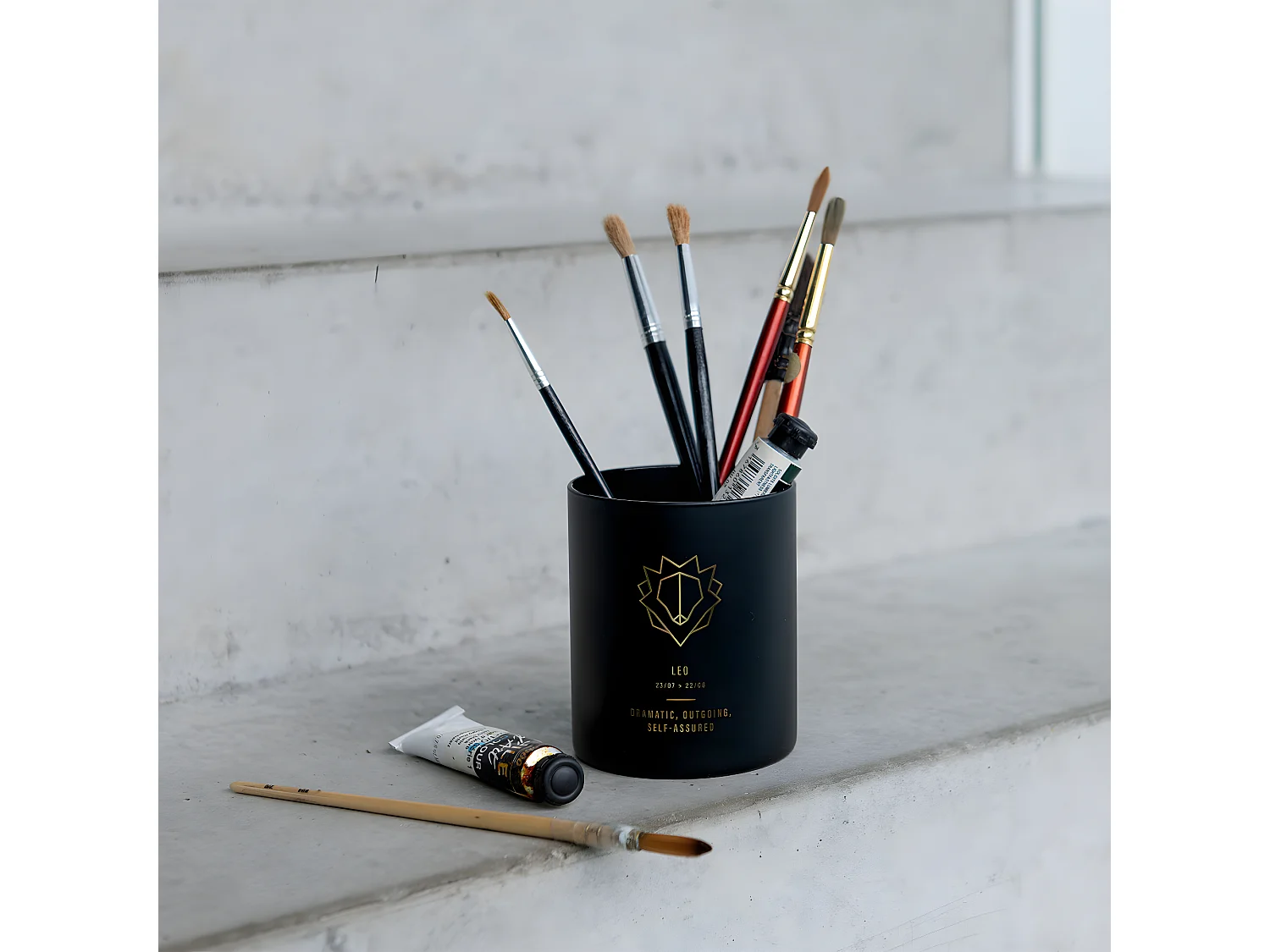 Vela perfumada signo de león 50H en tarro de vidrio negro 8x8x9.5 cm