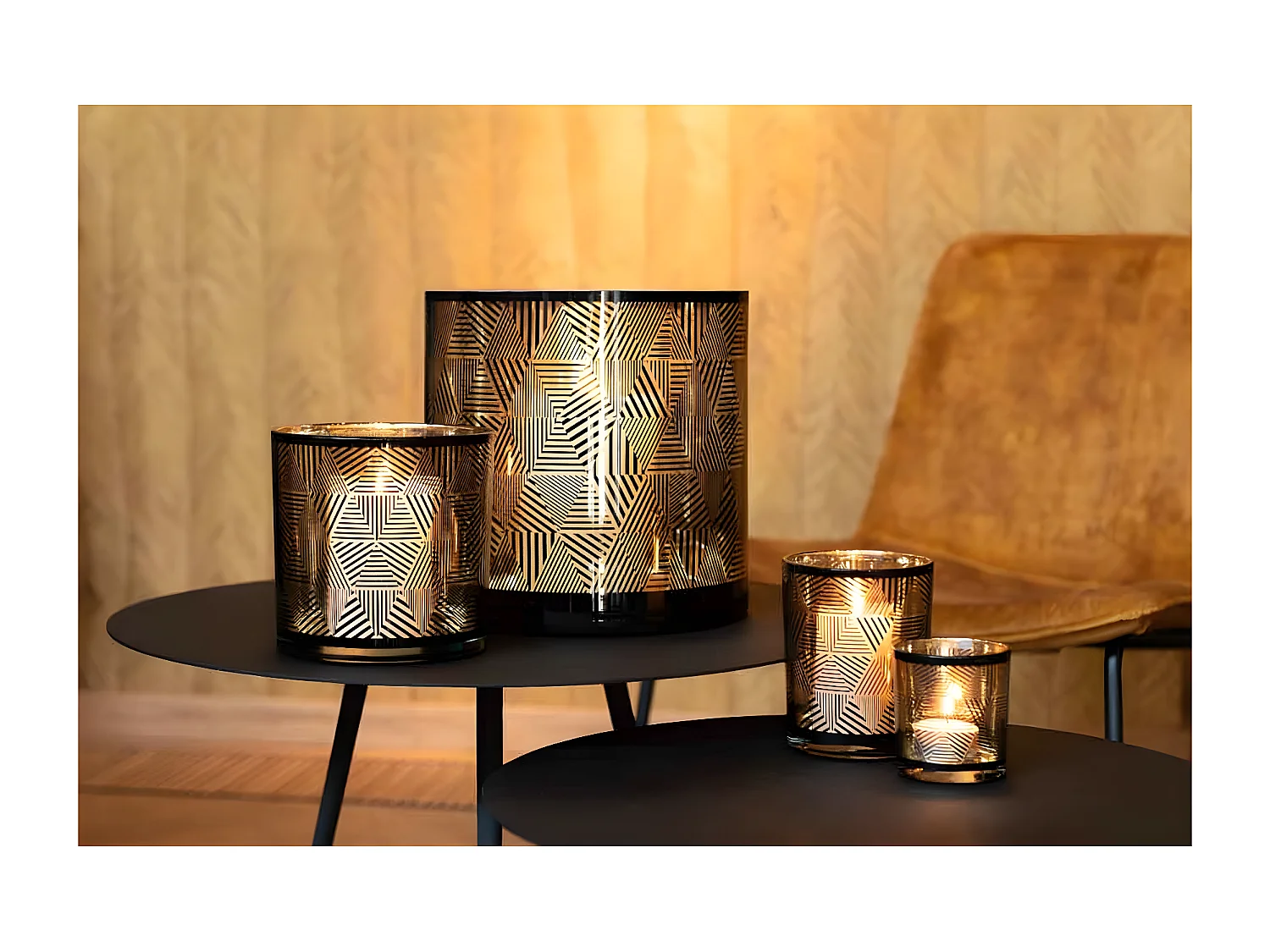 Portavelas con motivo de triángulos en vidrio marrón 24x24x24cm