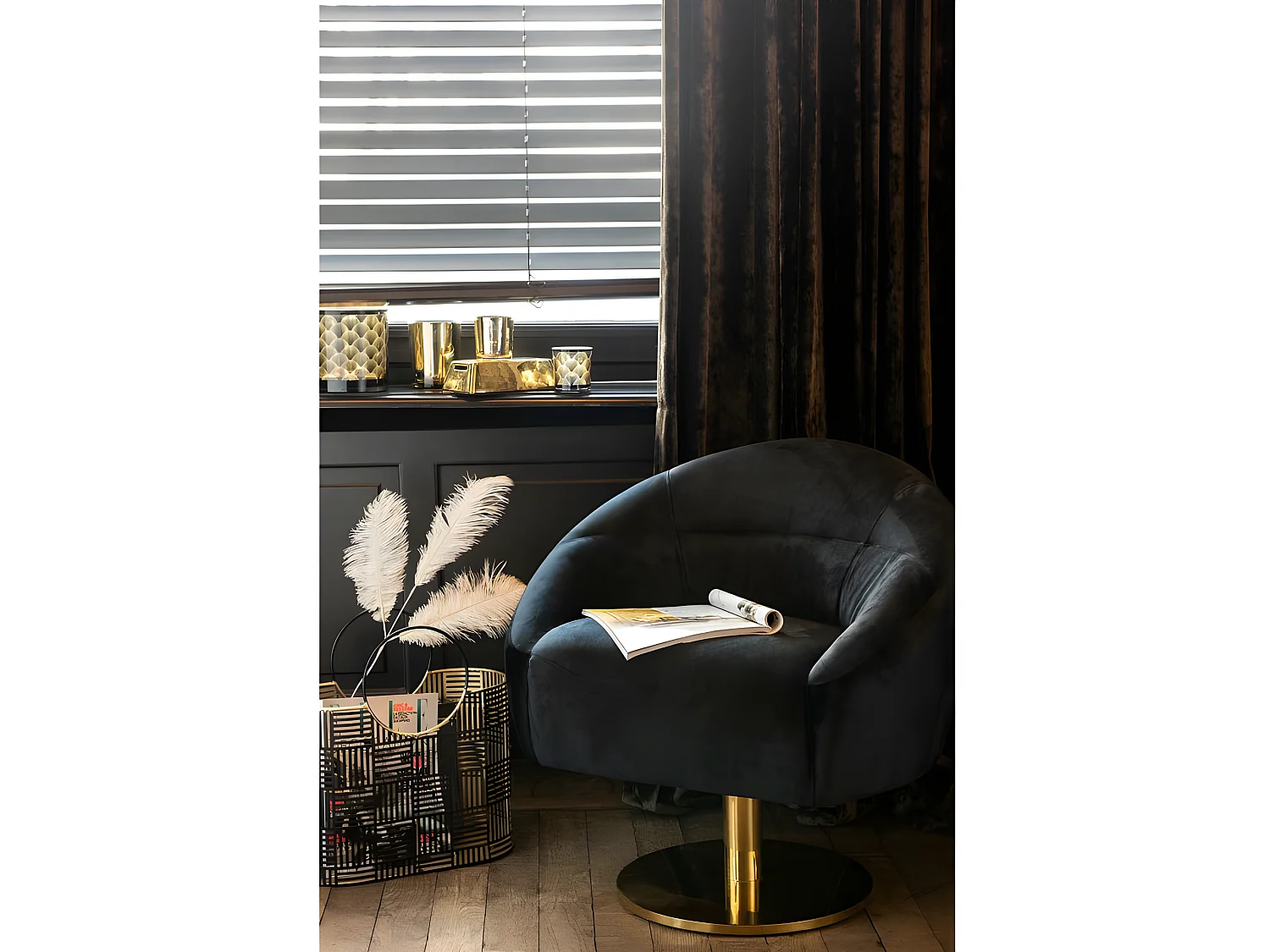 Vela perfumada de 80 horas en un frasco de vidrio dorado de 11x11x14.5 cm