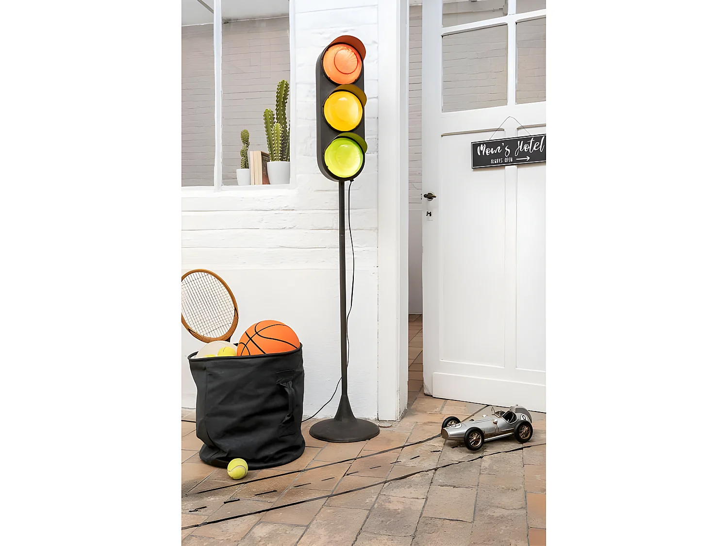 Cactus verde en maceta de plástico blanco de 22x16x52.5 cm