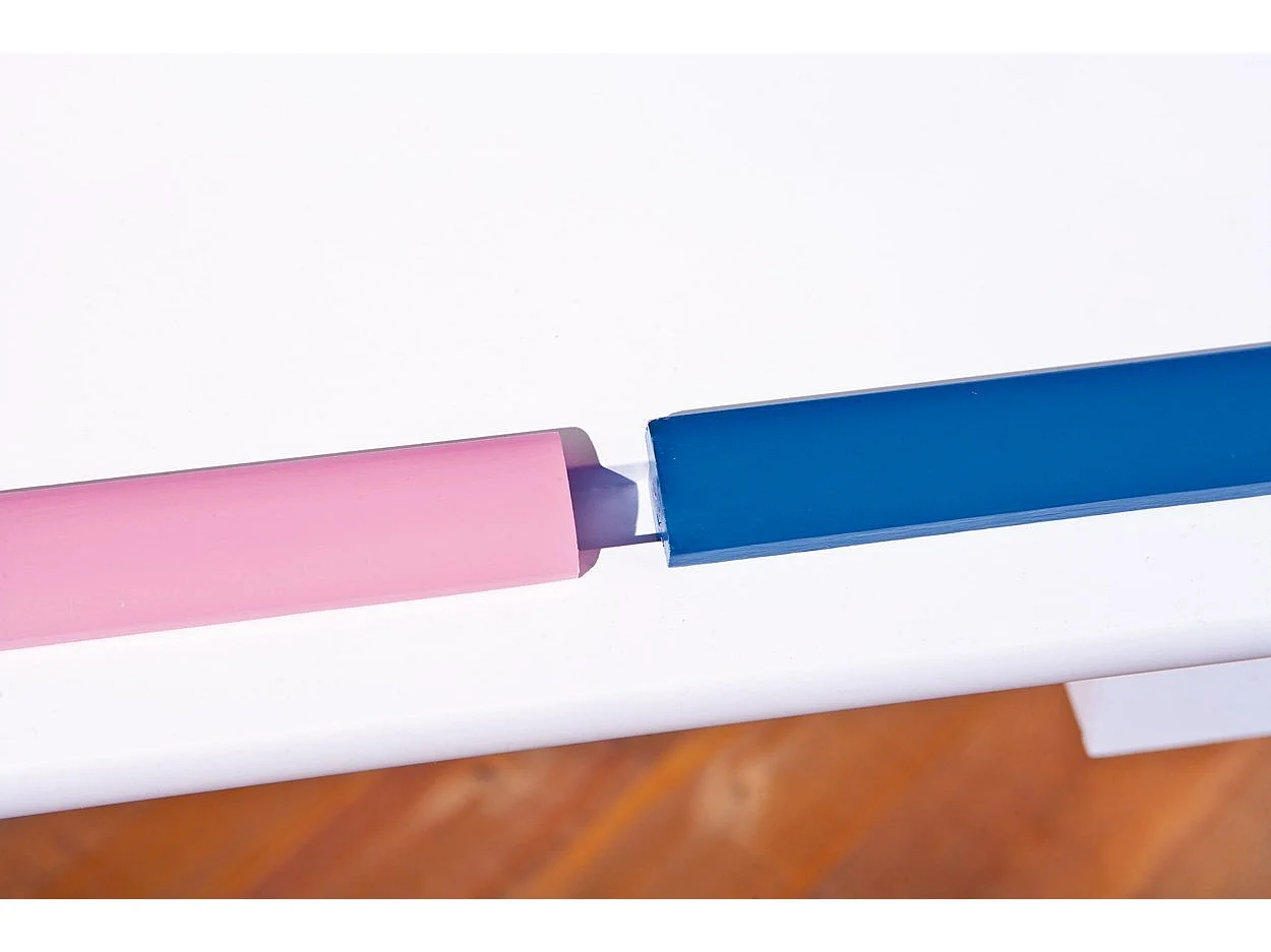 Rubi wit, blauw en roze massief houten ligbureau