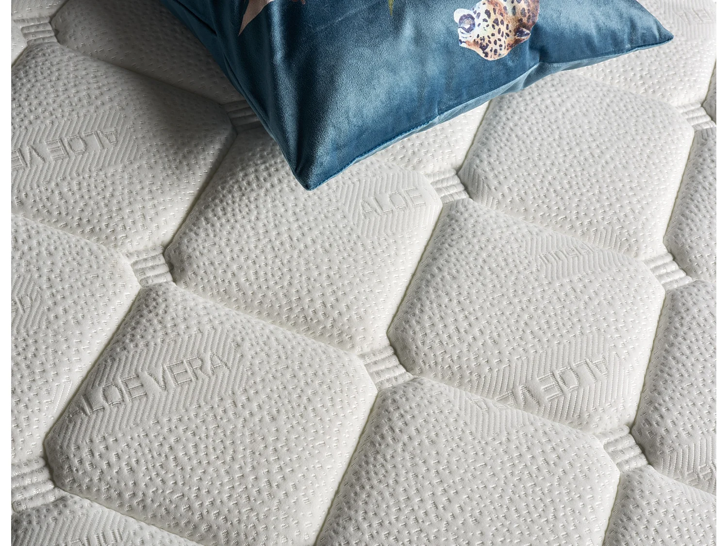 Matelas Visco 90x190 Victoria Grand Deluxe 30 cm +/-2 Fermeté moyenne-élevée.