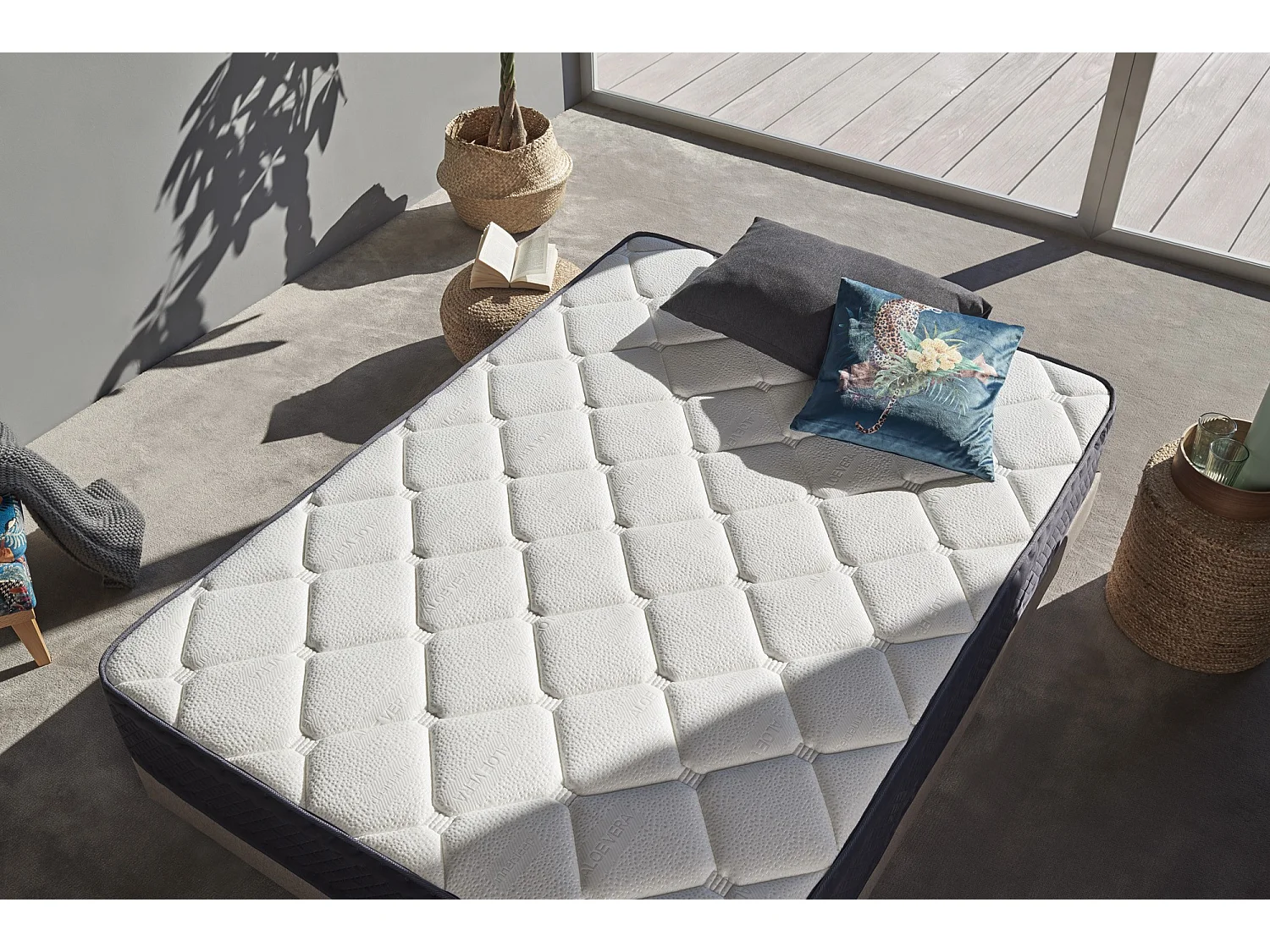 Matelas Visco 120x200 Victoria Grand Deluxe 30 cm +/-2 Fermeté moyenne-élevée.