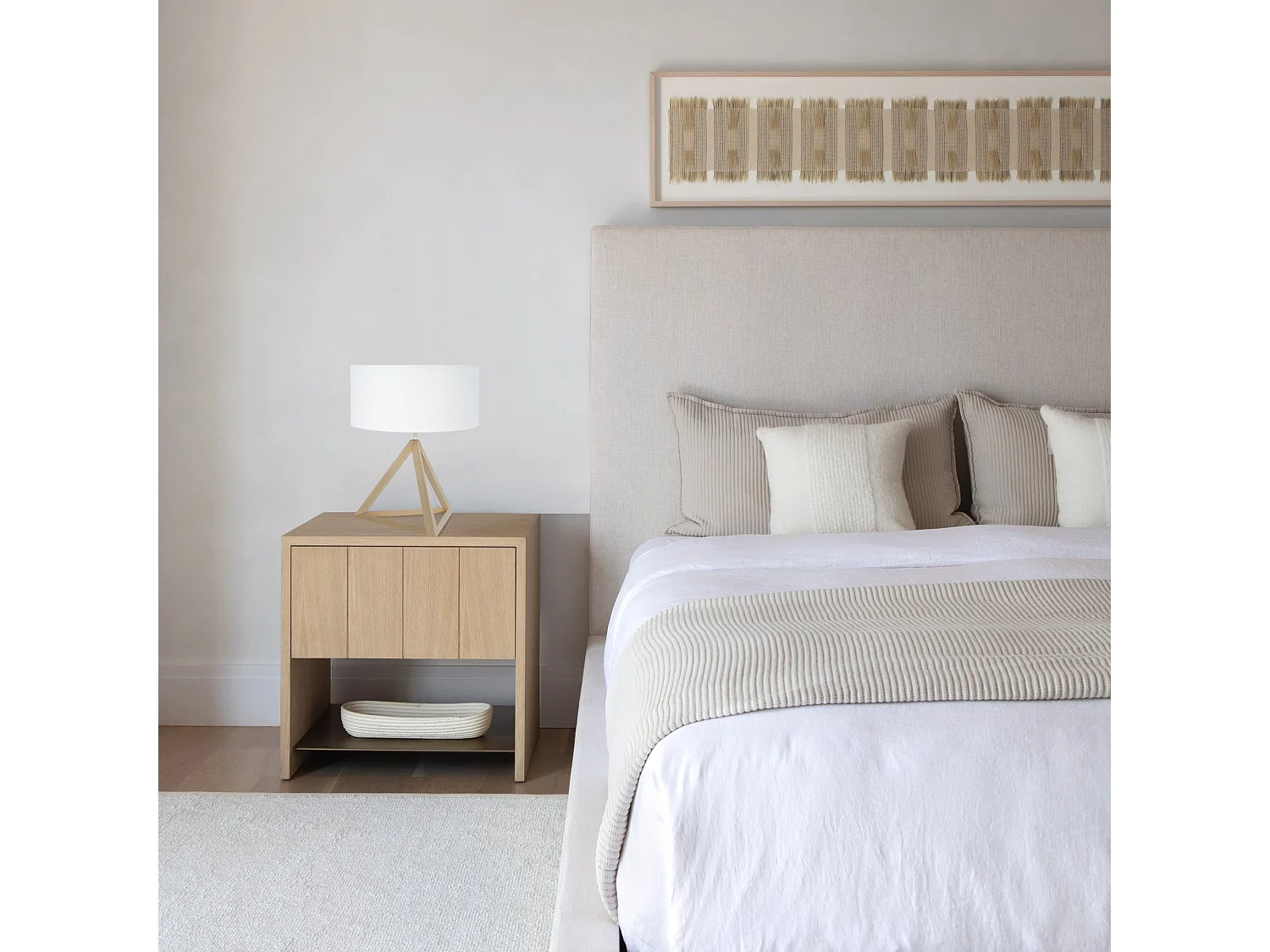 TÉTRAÈDRE 1A - Lampe a poser géométrique bois naturel et blanc