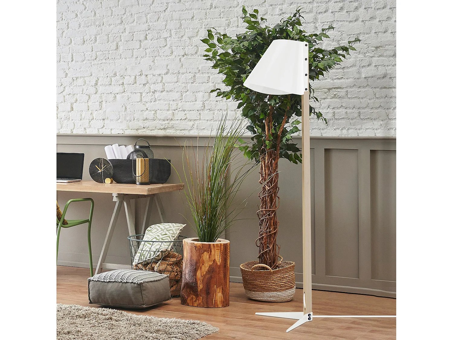 Lampadaire colonne bois  métal blanc 150 cm.