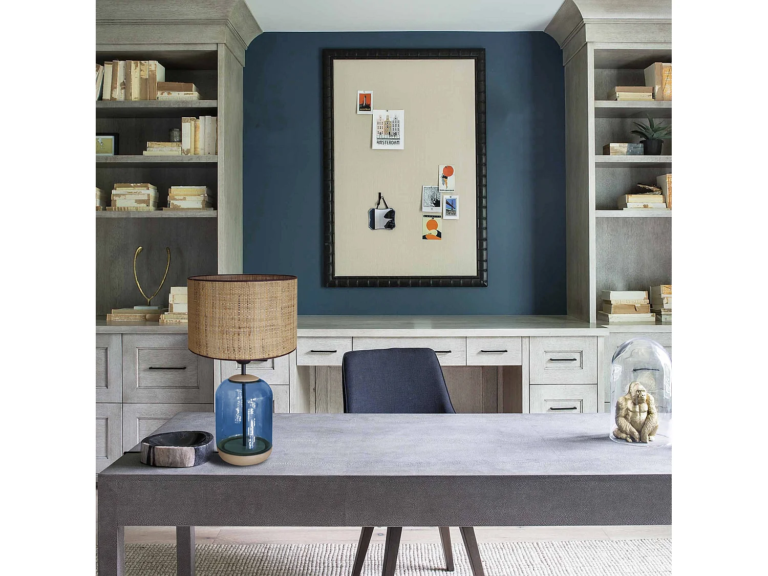 Lampada da tavolo SVALBARD SMALL in vetro blu naturale e legno, diametro 25 cm