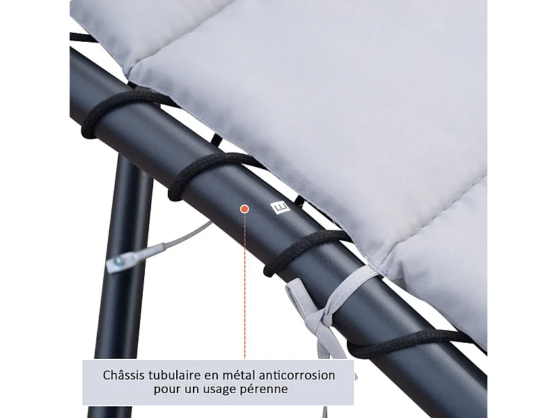 Transat d’extérieur avec matelas et pare-soleil gris.