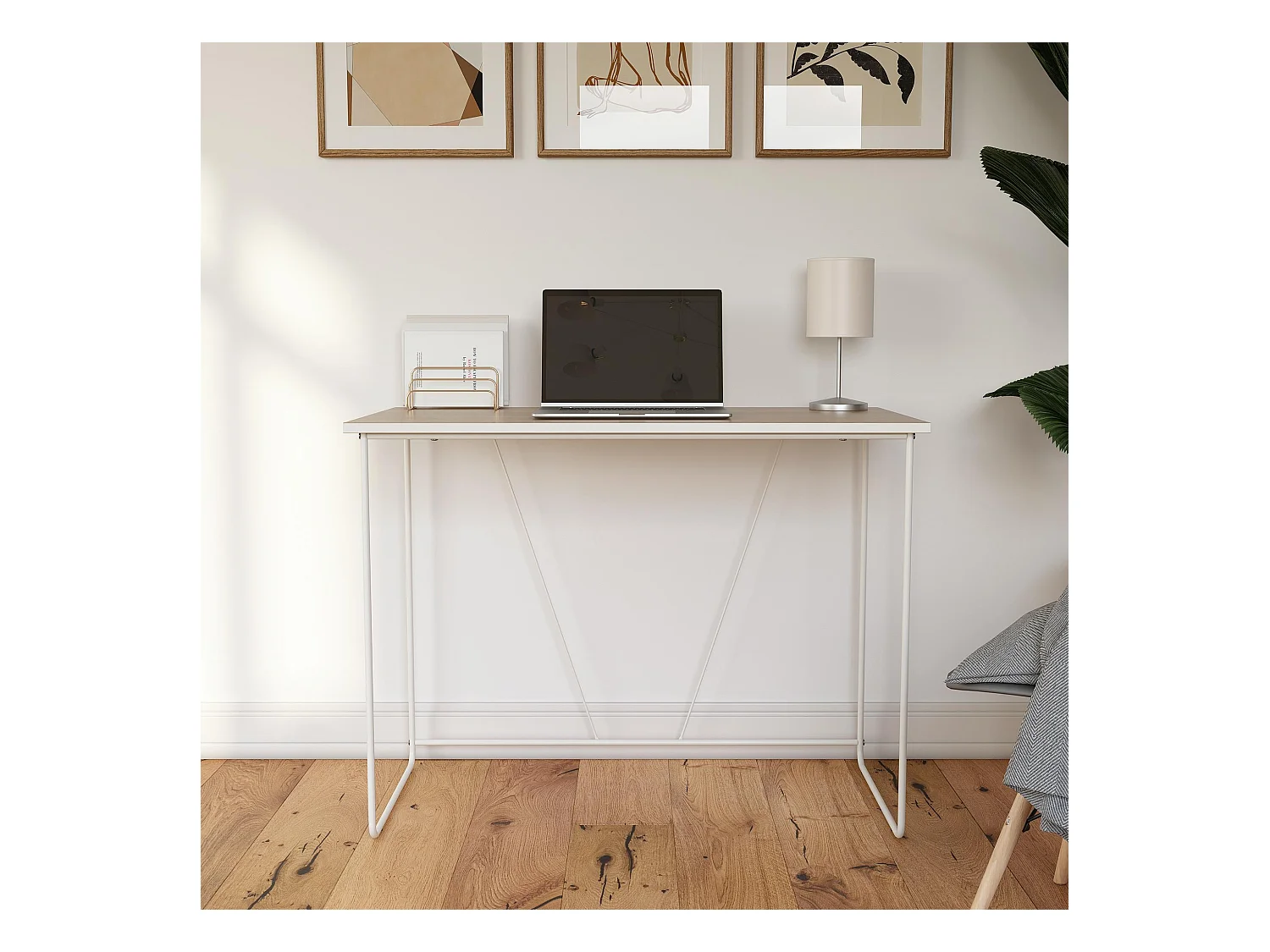 Mesa de ordenador en naturaleza de aglomerado y estructura en metal