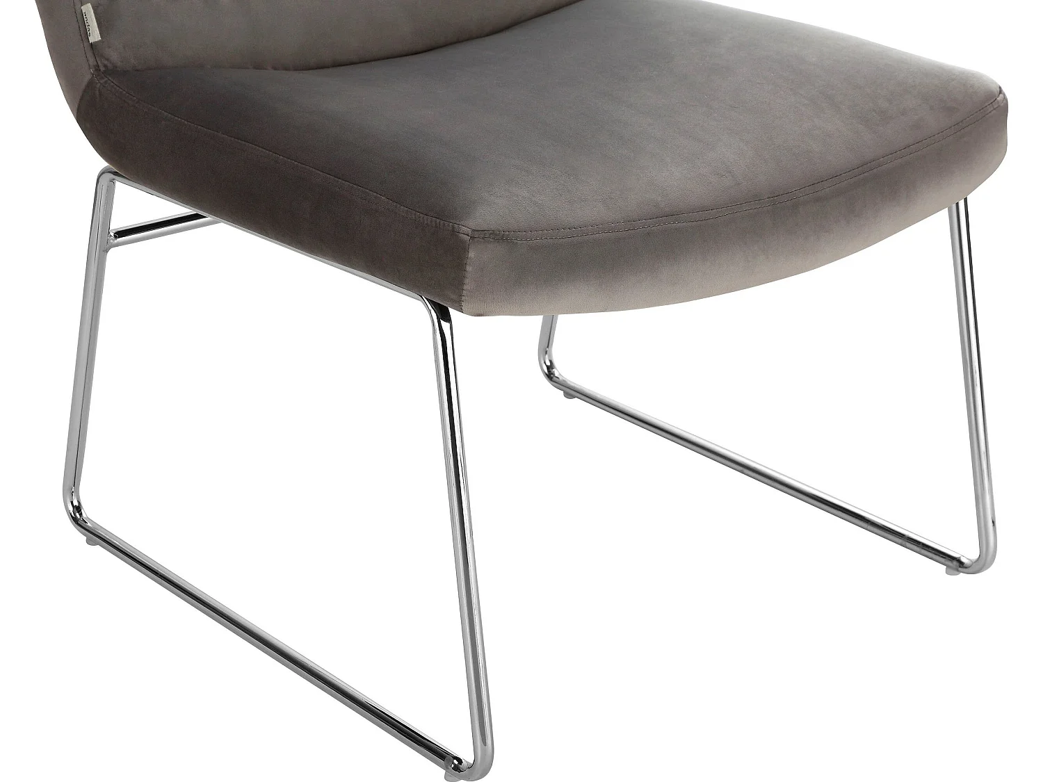 Silla decorativa tapizada en terciopelo gris.