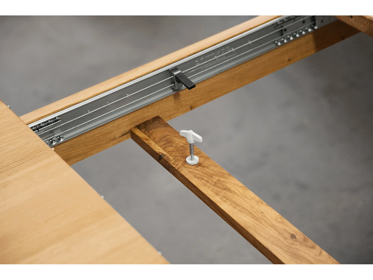 RETRO - Tisch mit Ausziehfunktion aus Wildeiche, naturgeölt 100x160