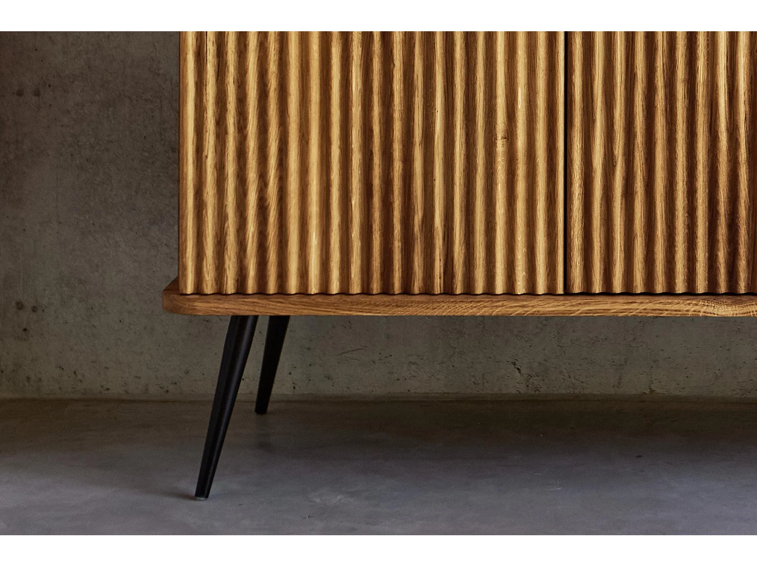 KULA - Meuble TV avec portes ondulées en chêne sauvage huilé naturel