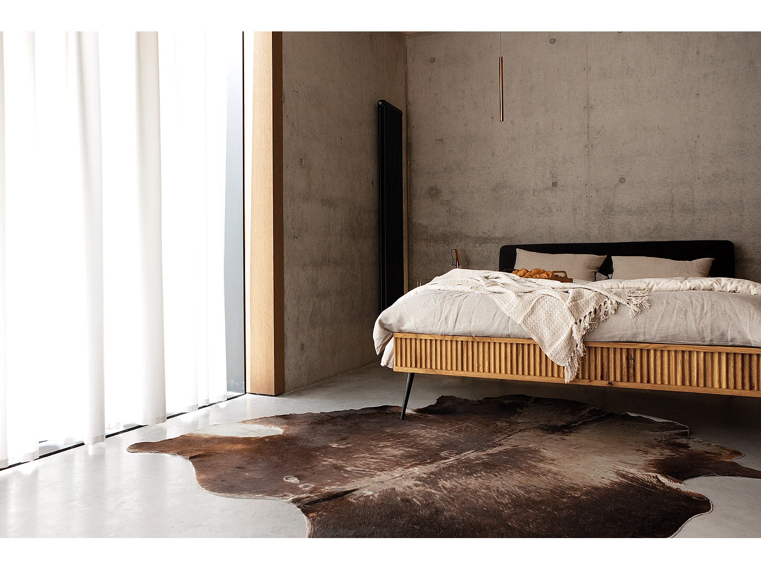 KULA - Bett mit Polsterkopfteil 180 x 200 aus Wildeiche naturgeölt