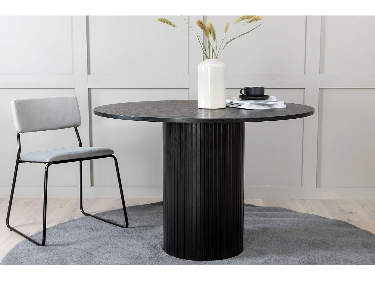 Bianca eetkamertafel Ø110cm zwart eik fineer.