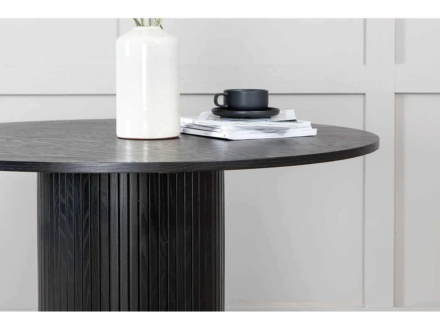 Bianca eetkamertafel Ø110cm zwart eik fineer.