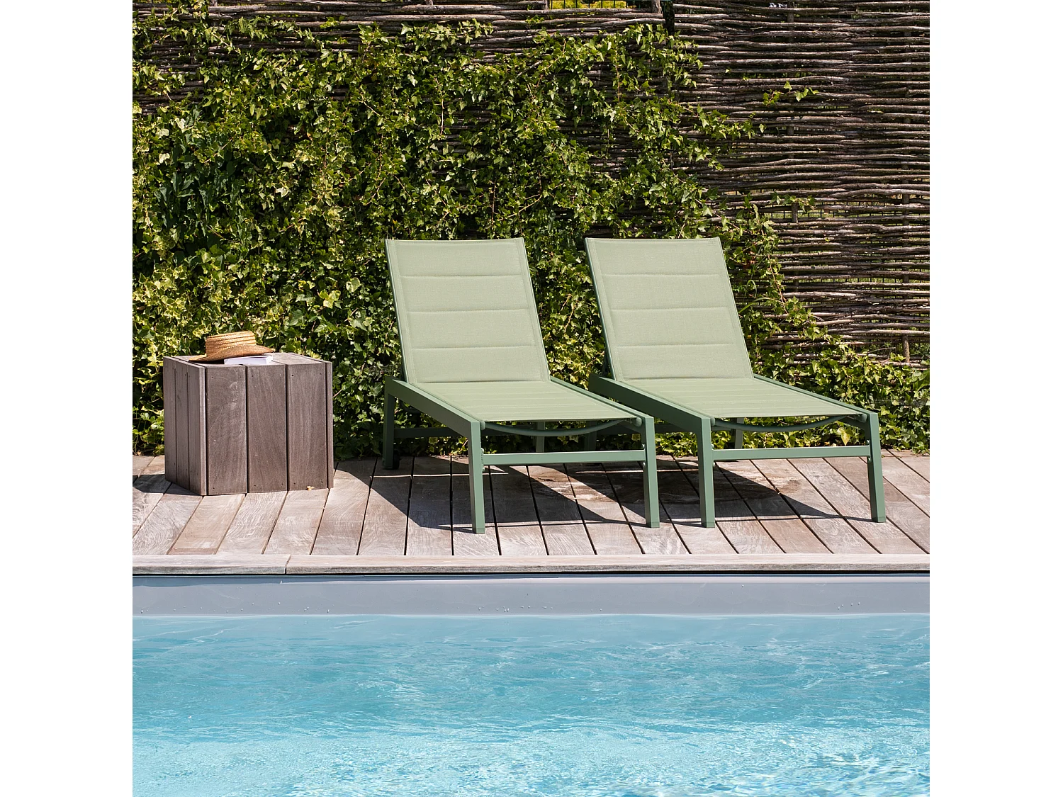 Lot de 2 bains de soleil BARBADOS en textilène vert sauge - aluminium vert sauge - HAPPY GARDEN