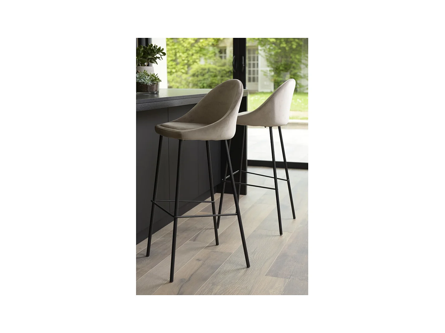 TOM - Lot de 2 tabourets de bar velours chamois beige pieds métal noir hauteur d'assise 80cm