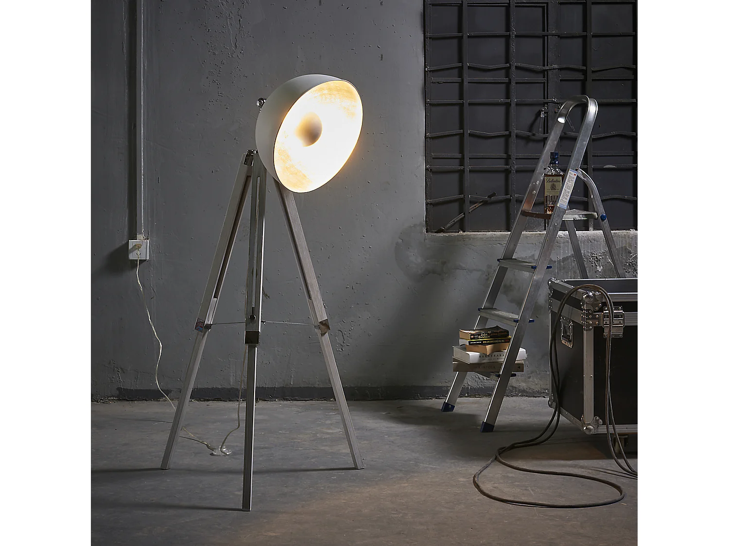 Versanora - Plug eu - Lampada del pavimento in treppiedi fascino - bianco